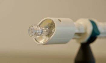 Die gesamte Baugruppe hochpräziser Spritzgießteile für das Implantat-Einführsystem wurde in wenigen Monaten realisiert (Bild: 1zu1).