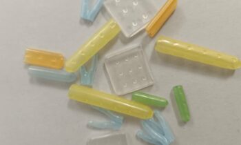 Für die Dampfsterilisation von medizinischen Instrumenten werden diese speziellen Schutzkappen im Tauchverfahren hergestellt (Bild: Hamco).