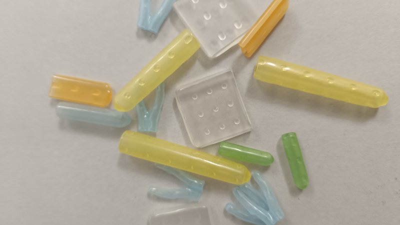 Für die Dampfsterilisation von medizinischen Instrumenten werden diese speziellen Schutzkappen im Tauchverfahren hergestellt (Bild: Hamco).