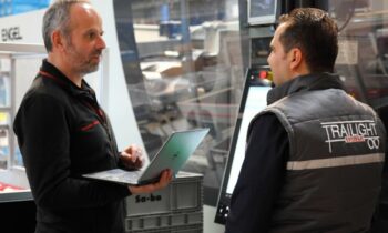Die praxisorientierte Anwendungstechnik begutachtet und untersucht weltweit vor Ort kritische Prozesse (Bild: Kunststoff-Institut Lüdenscheid).