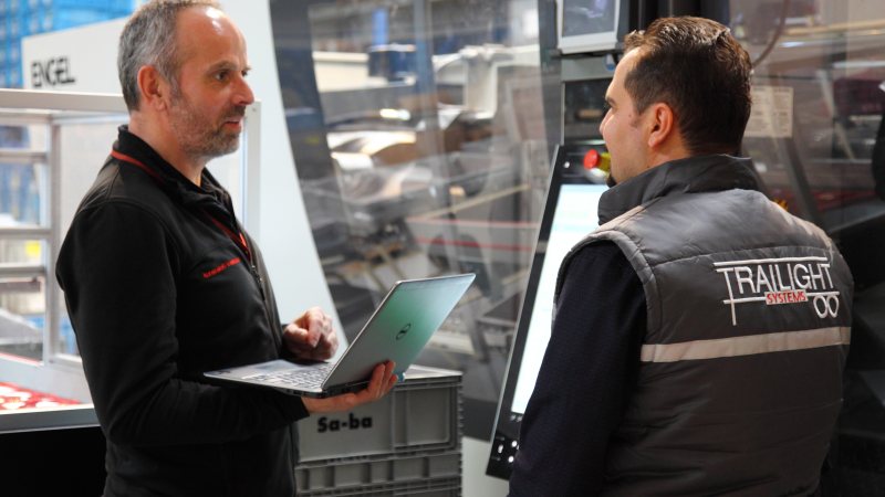 Die praxisorientierte Anwendungstechnik begutachtet und untersucht weltweit vor Ort kritische Prozesse (Bild: Kunststoff-Institut Lüdenscheid).