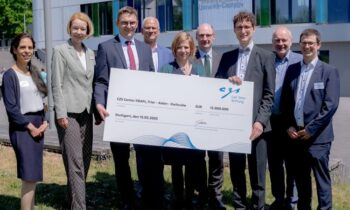 Scheckübergabe bei der Eröffnung von »Kraft«. V.l.: Professorin Iman Taha, Hochschule Aalen; Professorin Dorit Schumann, Präsidentin der Hochschule Trier; Professor Michael Wahl, Hochschule Trier, Umwelt-Campus Birkenfeld; Professor Joachim Knebel, Bereichsleiter Maschinenbau und Elektrotechnik am KIT; Dr. Karla Hillerich, Carl-Zeiss-Stiftung (CZS); Professor Henrik te Heesen, Vizepräsident der Hochschule Trier; Professor Frederik Zanger, KIT; Professor Harald Riegel, Rektor Hochschule Aalen; Matthias Stolzenburg, CZS (Bild: Jannik Scheer, Hochschule Trier, Umwelt-Campus Birkenfeld).