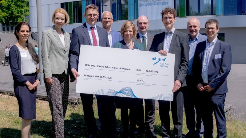 Scheckübergabe bei der Eröffnung von »Kraft«. V.l.: Professorin Iman Taha, Hochschule Aalen; Professorin Dorit Schumann, Präsidentin der Hochschule Trier; Professor Michael Wahl, Hochschule Trier, Umwelt-Campus Birkenfeld; Professor Joachim Knebel, Bereichsleiter Maschinenbau und Elektrotechnik am KIT; Dr. Karla Hillerich, Carl-Zeiss-Stiftung (CZS); Professor Henrik te Heesen, Vizepräsident der Hochschule Trier; Professor Frederik Zanger, KIT; Professor Harald Riegel, Rektor Hochschule Aalen; Matthias Stolzenburg, CZS (Bild: Jannik Scheer, Hochschule Trier, Umwelt-Campus Birkenfeld).