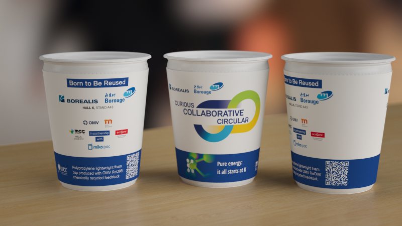Während der gesamten K 2025 werden in allen Restaurants und Bars wiederverwendbare Becher aus modifiziertem Polypropylenschaum verwendet, deren Material aus chemisch recycelten Rohstoffen hergestellt wird (Bild: Messe Düsseldorf).