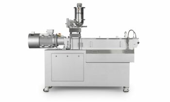 Der Doppelschneckenextruder ist Teil des Forschungsprojekts an der Universität Utrecht, bei dem die mechanisch-chemische Umwandlung von gemischten Kunststoffabfällen unter Einsatz von Katalysatoren untersucht wird (Bild: Coperion).