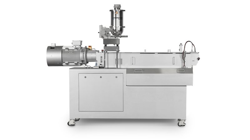 Der Doppelschneckenextruder ist Teil des Forschungsprojekts an der Universität Utrecht, bei dem die mechanisch-chemische Umwandlung von gemischten Kunststoffabfällen unter Einsatz von Katalysatoren untersucht wird (Bild: Coperion).