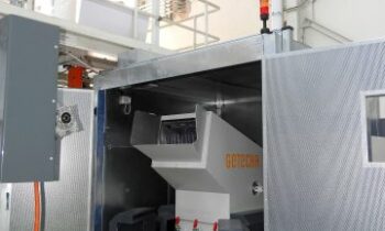 Für den Einsatz in der Recyclinganlage von Hansgrohe wurde die Trichtermühle mit einem Mahlgehäuse mit integrierter Schalldämmverkleidung und einer Lärmschutzkabine ausgestattet (Bild: Getecha).