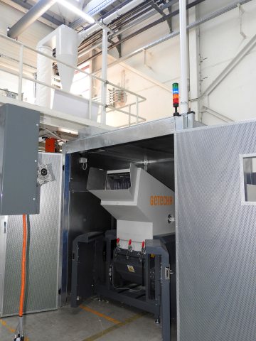 Für den Einsatz in der Recyclinganlage von Hansgrohe wurde die Trichtermühle mit einem Mahlgehäuse mit integrierter Schalldämmverkleidung und einer Lärmschutzkabine ausgestattet (Bild: Getecha).