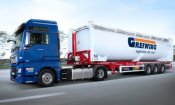 Effizient im Einsatz: Nach der Trocknung wird das Kunststoffgranulat für die flexible, prozesssichere Lieferung in Silo-Druckcontainer abgefüllt (Bild: Greiwing).