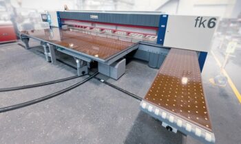 Die Plattenaufteilsäge ist für das Schneiden von Kunststoff- und Verbundplatten bis 120 mm Stärke ausgelegt (Bild: IMA Schelling).