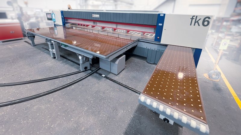 Die Plattenaufteilsäge ist für das Schneiden von Kunststoff- und Verbundplatten bis 120 mm Stärke ausgelegt (Bild: IMA Schelling).