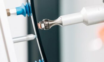 Die Plasmabehandlung ermöglicht primer- und chemiefreies Verkleben, Lackieren, Bedrucken und Abdichten (Bild: Plasmatreat).