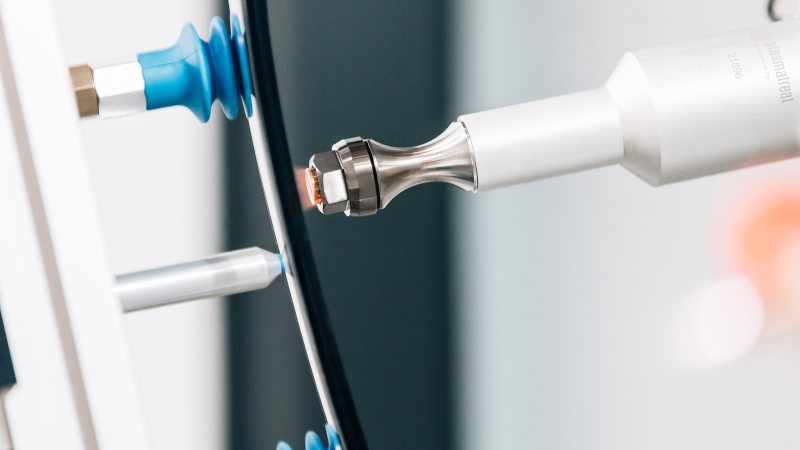 Die Plasmabehandlung ermöglicht primer- und chemiefreies Verkleben, Lackieren, Bedrucken und Abdichten (Bild: Plasmatreat).
