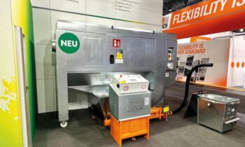 Der neue Mobilentstauber mit Brikettierpresse auf dem Ligna-Messestand (Bild: Schuko).