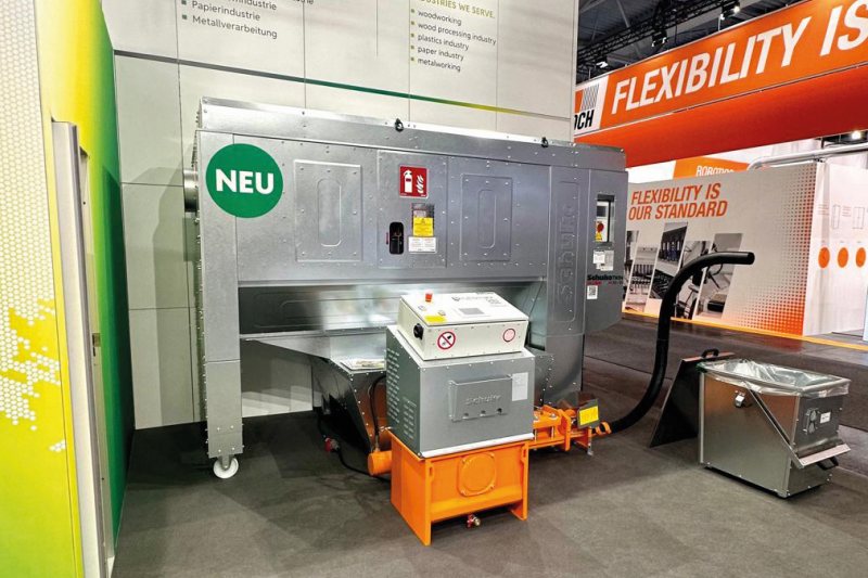 Der neue Mobilentstauber mit Brikettierpresse auf dem Ligna-Messestand (Bild: Schuko).