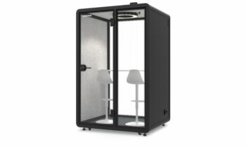 Diese Telefonkabine mit den Außenmaßen 1500 mm x 1250 mm x 2348 mm ist für zwei Personen geeignet (Bild: Topregal).