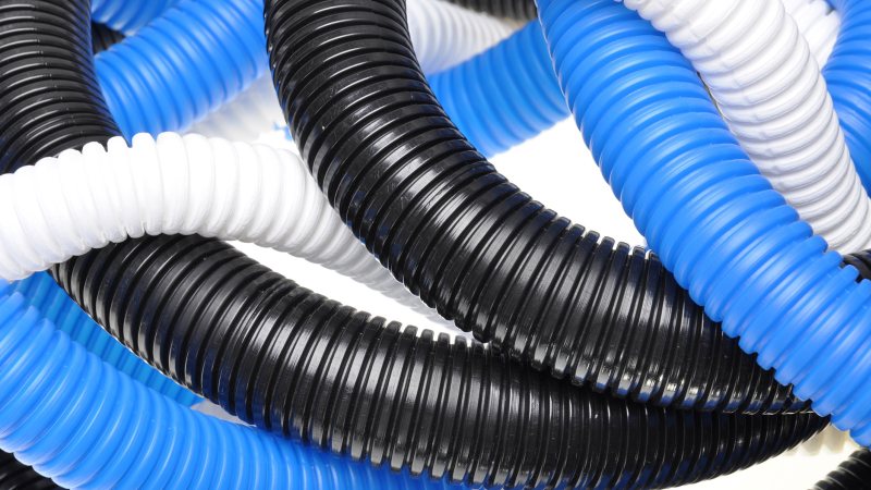 Extrudierte Rohre aus halogenfrei flammgeschütztem PP, z. B. für die Verlegung elektrischer Kabel, verhindern die Ausbreitung von Bränden (Bild: shutterstock/Flegere).