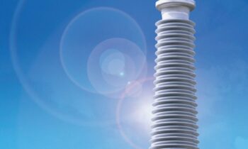 Mit einem neuen Festsilikonkautschuk können Hohlisolatoren für die Hochspannungstechnik im Spiralextrusionsverfahren präzise und kosteneffizient hergestellt werden (Bild: Wacker).