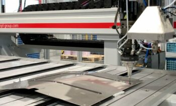 Die Realtime-Offset-Dosiertechnologie verbessert die Applikation von reaktiven Dichtsystemen in der Schaltschrankproduktion (Bild: Rampf Production Systems).