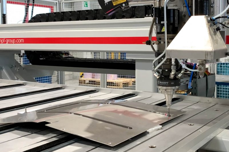 Die Realtime-Offset-Dosiertechnologie verbessert die Applikation von reaktiven Dichtsystemen in der Schaltschrankproduktion (Bild: Rampf Production Systems).