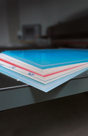 Die Plattenaufteilsägen sorgen für einen sauberen und präzisen Kunststoff-Halbzeugzuschnitt (Bild: Mayer).