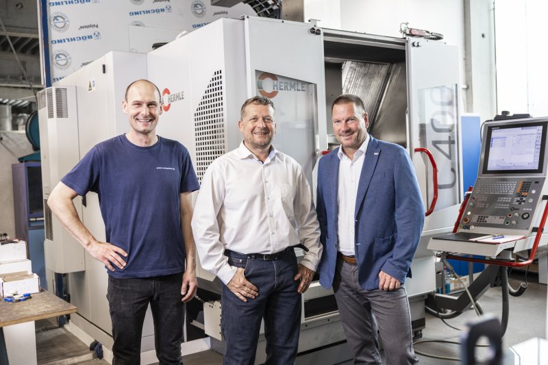 V. l.: Zlatko Velagic und Holger Koch von Ramberger sowie Robert Obermeier, Außendienstmitarbeiter bei Hermle (Bild: Hermle).