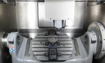 Mit der 5-Achs-Maschine fräst Ramgraber flexibel: Mal sind es Sprühbalken aus Kunststoff, mal kleinere Bauteile aus Edelstahl (Bild: Hermle).