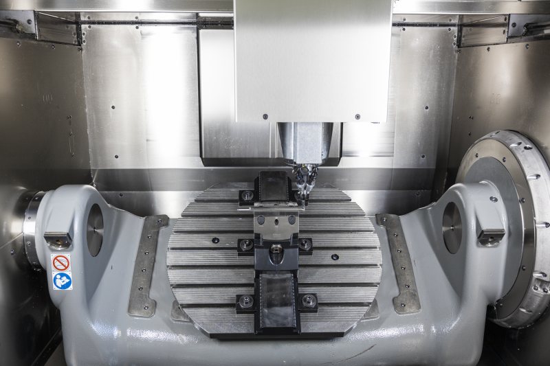 Mit der 5-Achs-Maschine fräst Ramgraber flexibel: Mal sind es Sprühbalken aus Kunststoff, mal kleinere Bauteile aus Edelstahl (Bild: Hermle).