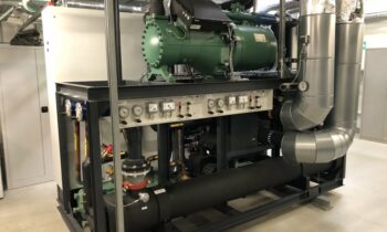 Die projektierte Industrie-Wärmepumpe erzeugt Kälte für die Kunststoffverarbeitung und liefert zugleich Wärme für die Heizung und Warmwasserbereitung im Betrieb (Bild: L&R).