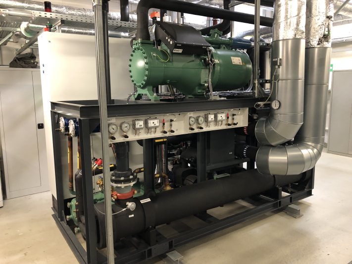 Die projektierte Industrie-Wärmepumpe erzeugt Kälte für die Kunststoffverarbeitung und liefert zugleich Wärme für die Heizung und Warmwasserbereitung im Betrieb (Bild: L&R).