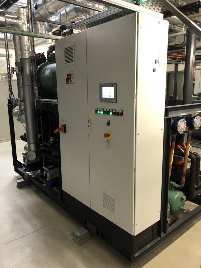 Die Größe des von L&R gebauten Schaltschranks zeigt: Die energieeffiziente Kopplung von Kälte- und Wärmeerzeugung erfordert hohen Steuerungsaufwand (Bild: L&R).