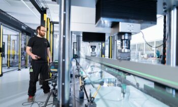 Prüfstempel setzen ein Fensterelement im Prüfzentrum von Schüco unter Druck. Je nach Zugangs- und Berechtigungslevel kann der Bediener bei Stillstand der Anlage eintreten und auf die Applikationen zugreifen (Bild: Pilz/Frank Peterschröder).