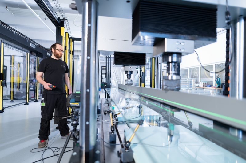 Prüfstempel setzen ein Fensterelement im Prüfzentrum von Schüco unter Druck. Je nach Zugangs- und Berechtigungslevel kann der Bediener bei Stillstand der Anlage eintreten und auf die Applikationen zugreifen (Bild: Pilz/Frank Peterschröder).