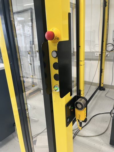 Das Zugangsberechtigungssystem »PITreader« entscheidet anhand der auf dem Schlüssel gespeicherten Berechtigungen, wer Zugang zur Anwendung erhält. Die elektromagnetische Sicherheitszuhaltung »PSENslock« (rechts) sorgt für die sichere Türzuhaltung (Bild: Schüco International KG).