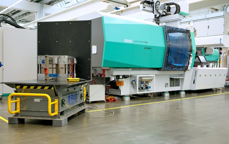 Der Werkzeug-Wendetisch im Einsatz bei Arburg (Bild: Ingo Jensen/RUD).