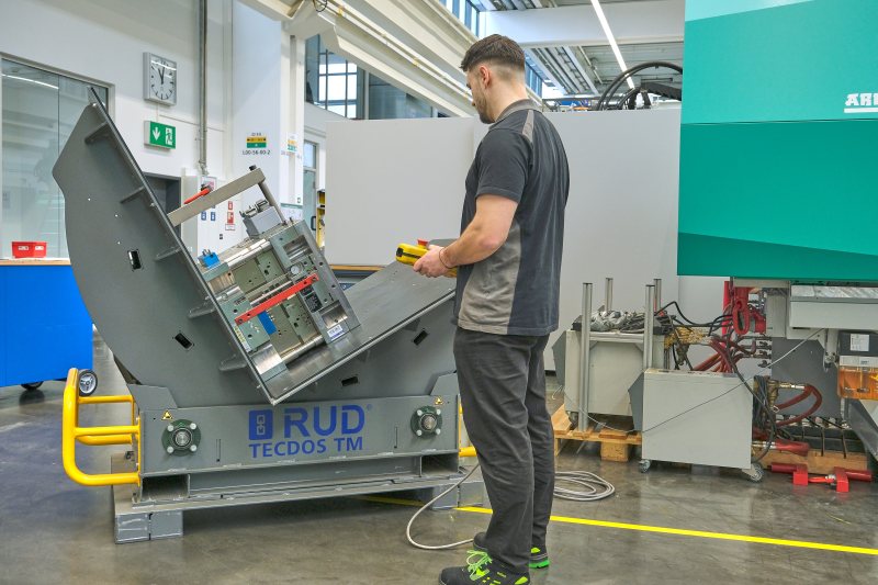 Tonnenschwere Werkzeuge in Sekundenschnelle per Knopfdruck wenden: Nur eine Person bedient den »Tecdos TM« (Bild: Ingo Jensen/RUD).