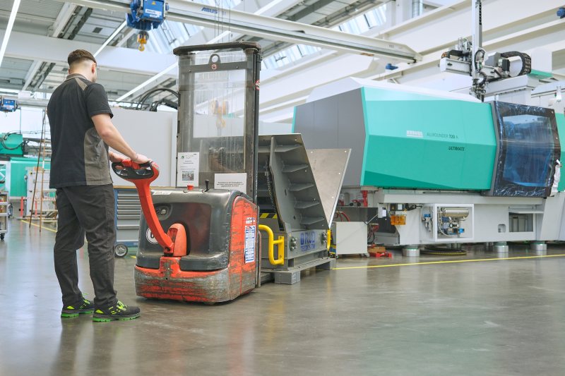 Die Wendehilfe wird per Hubwagen zwischen den verschiedenen Hallen zum gewünschten Einsatzort transportiert (Bild: Ingo Jensen/RUD).