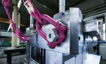 Der Anschlag- und Zurrpunkt mit Federmechanik erhöht die Sicherheit in der Spritzgießfertigung (Bild: RUD).