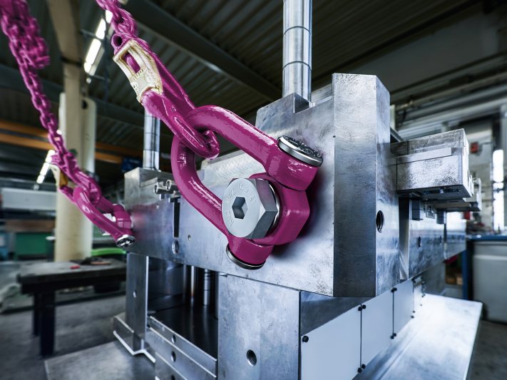Der Anschlag- und Zurrpunkt mit Federmechanik erhöht die Sicherheit in der Spritzgießfertigung (Bild: RUD).