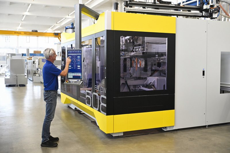 Auf dieser Extrusionsblasformmaschine wird eine Live-Demonstration mit glasklaren PET-Griffflaschen gezeigt (Bild: Bekum).