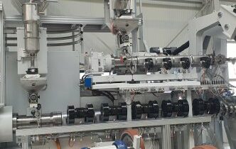 Das Herzstück der neuen Wickelrohranlage ist der optimierte Extruder mit Co-Extruder für mehrfarbige Wickelrohre (Bild: Boyke).