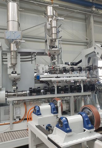 Das Herzstück der neuen Wickelrohranlage ist der optimierte Extruder mit Co-Extruder für mehrfarbige Wickelrohre (Bild: Boyke).