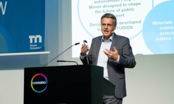 Jochen Hardt stellt die Messe-Highlights auf der K-Vorpressekonferenz vor (Bild: Covestro).