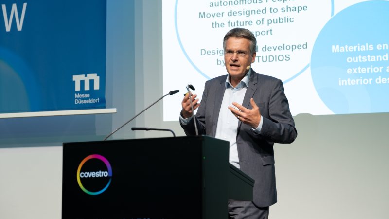 Jochen Hardt stellt die Messe-Highlights auf der K-Vorpressekonferenz vor (Bild: Covestro).