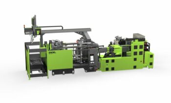 Auf der Zwei-Platten-Spritzgießmaschine entstehen funktionalisierte Rückleuchtenmodule in einem integrierten Prozess (Bild: Engel).