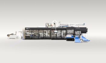 Der Thermoformer produziert hochwertige Becher aus rPET (Bild: Kiefel).