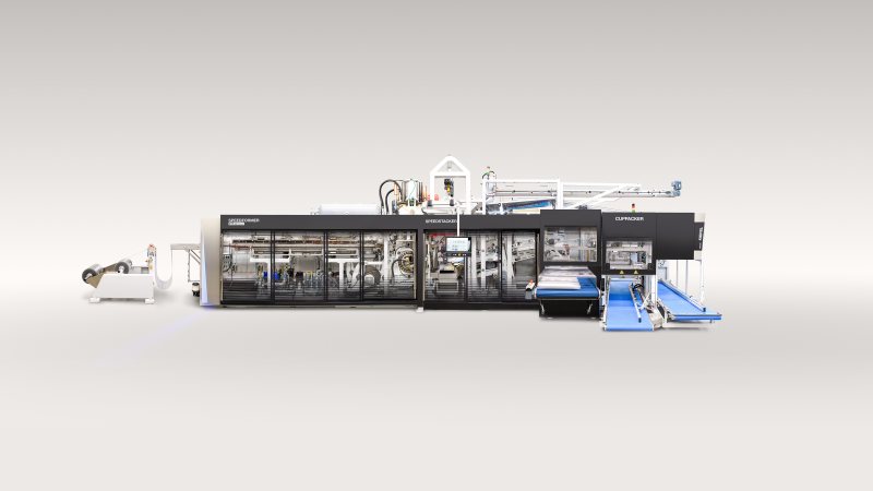 Der Thermoformer produziert hochwertige Becher aus rPET (Bild: Kiefel).