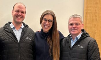 V.l.: Christian Schröder, Global Segment Manager Recycling bei Nordson, Erica Canaia. CEO Fimic, und Sven Conrad, Global Segment Development Director Nordson (Bild: Nordson).