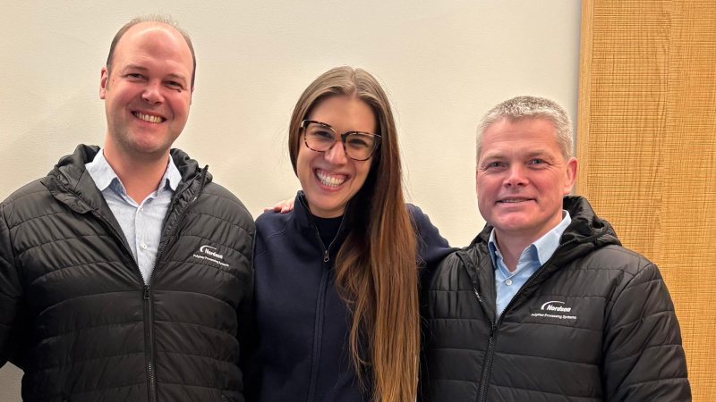 V.l.: Christian Schröder, Global Segment Manager Recycling bei Nordson, Erica Canaia. CEO Fimic, und Sven Conrad, Global Segment Development Director Nordson (Bild: Nordson).