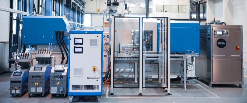 Im Zentrum des Messeauftritts stand eine Fertigungszelle, in der ein Thermobecher aus einem thermisch sensiblen Material gefertigt wurde (Bild: technotrans).